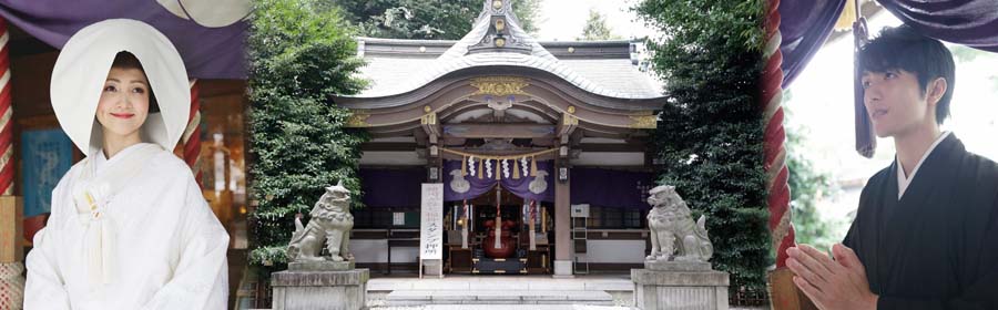 写真: 大鳥神社の社殿・白無垢花嫁と黒紋付き花婿